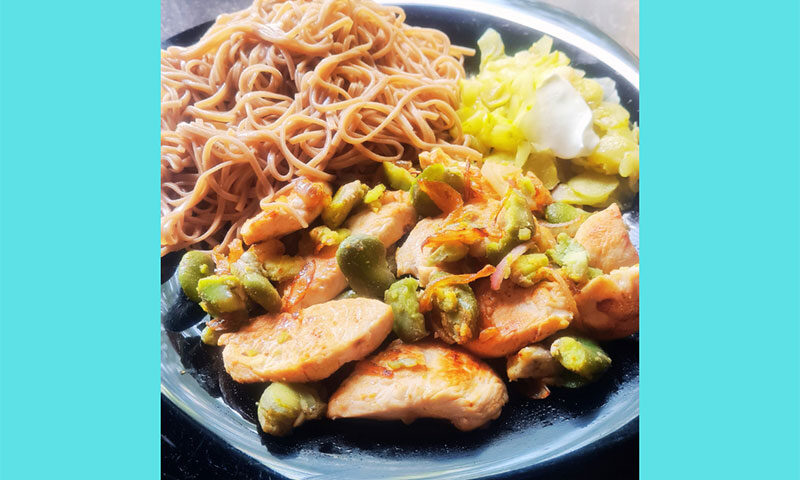 Kurczak-z-bobem-i-makaronem-Soba
